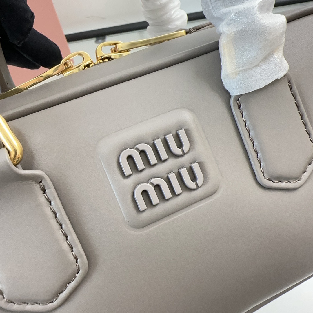 Miumiu Handtasche Größe: 22 * 10,5 * 7,5 cm