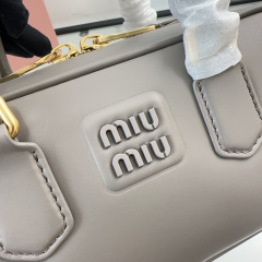 Miumiu Handtasche Größe: 22 * 10,5 * 7,5 cm