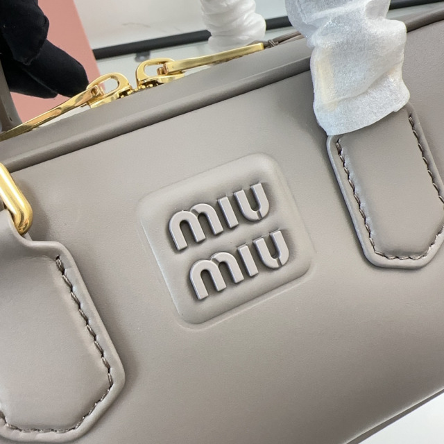 Miumiu Handtasche Größe: 22 * 10,5 * 7,5 cm