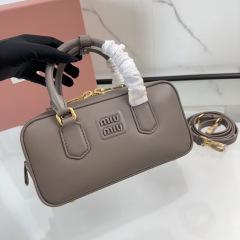 Miumiu Handtasche Größe: 22 * 10,5 * 7,5 cm