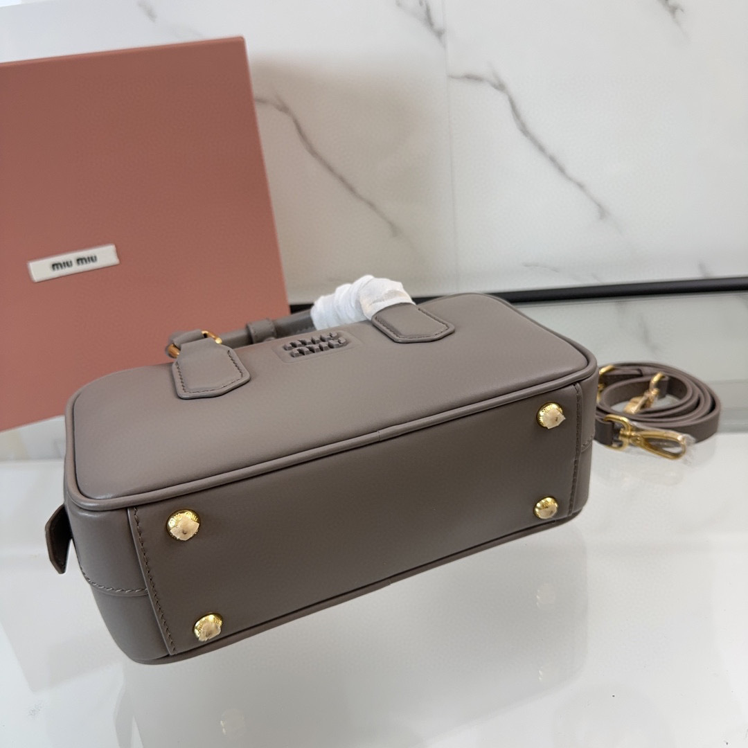 Miumiu Handtasche Größe: 22 * 10,5 * 7,5 cm