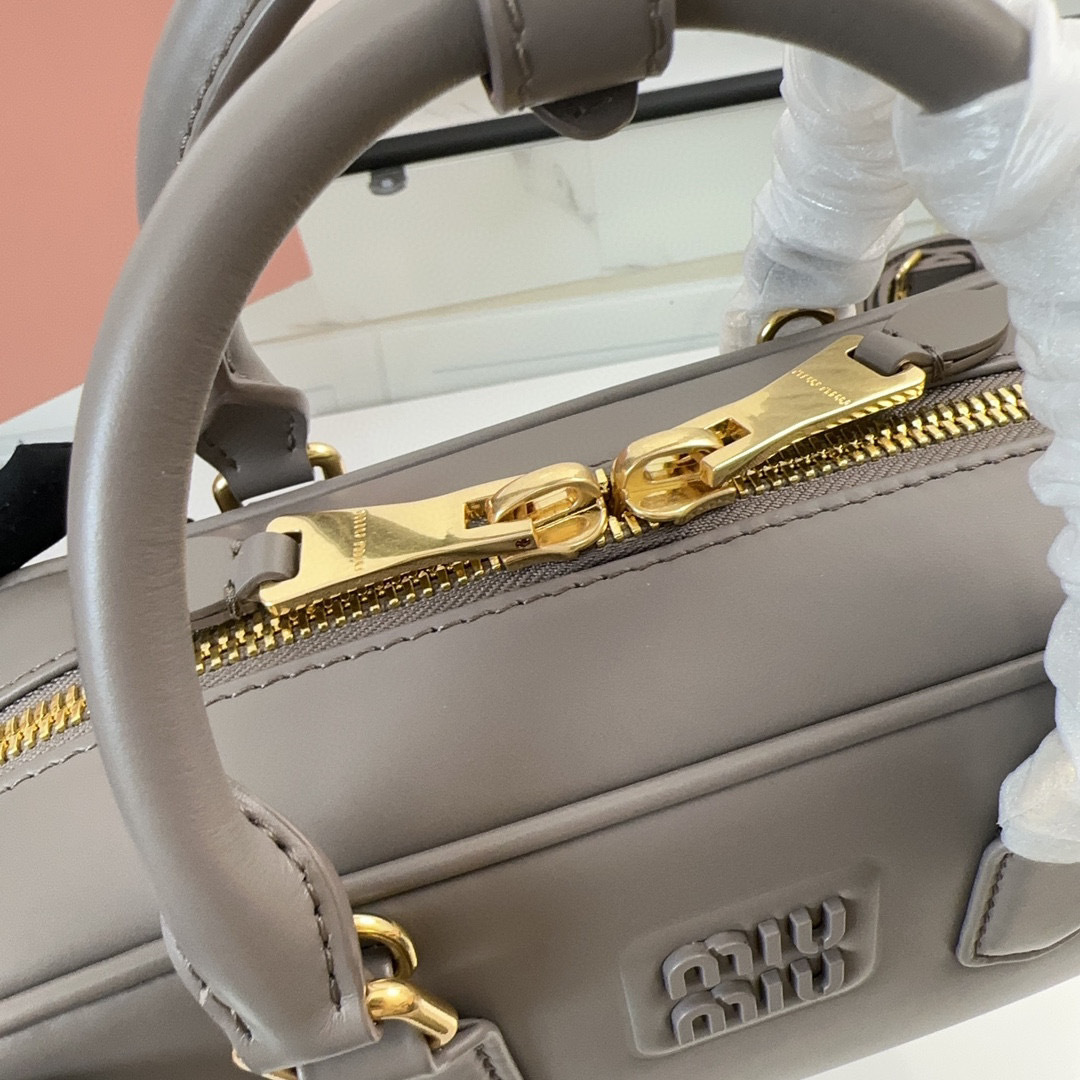Miumiu Handtasche Größe: 22 * 10,5 * 7,5 cm