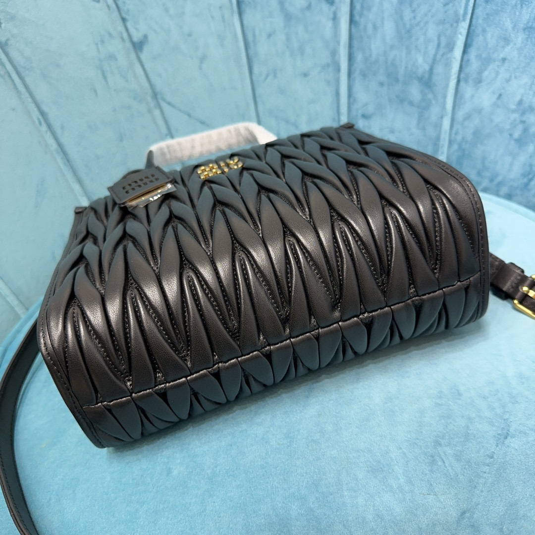Miumiu Handtasche Größe: 24*20*8cm