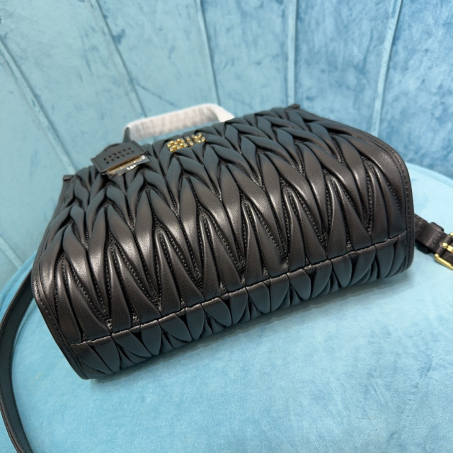 Miumiu Handtasche Größe: 24*20*8cm