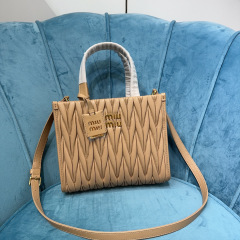 Borsa a mano Miumiu Dimensioni: 24*20*8cm