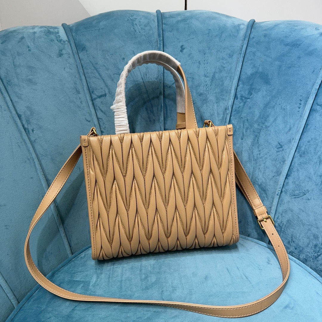 Borsa a mano Miumiu Dimensioni: 24*20*8cm