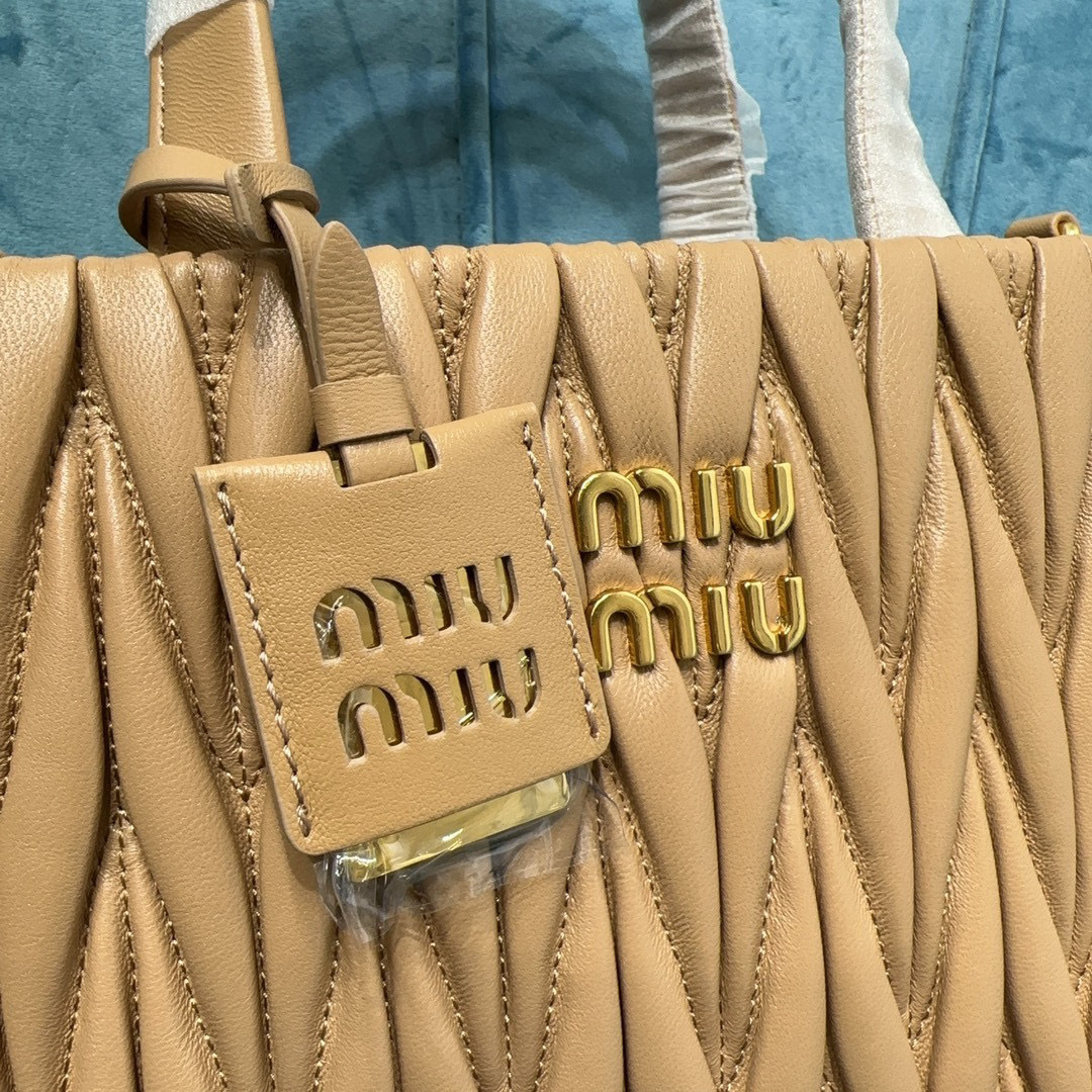 Borsa a mano Miumiu Dimensioni: 24*20*8cm