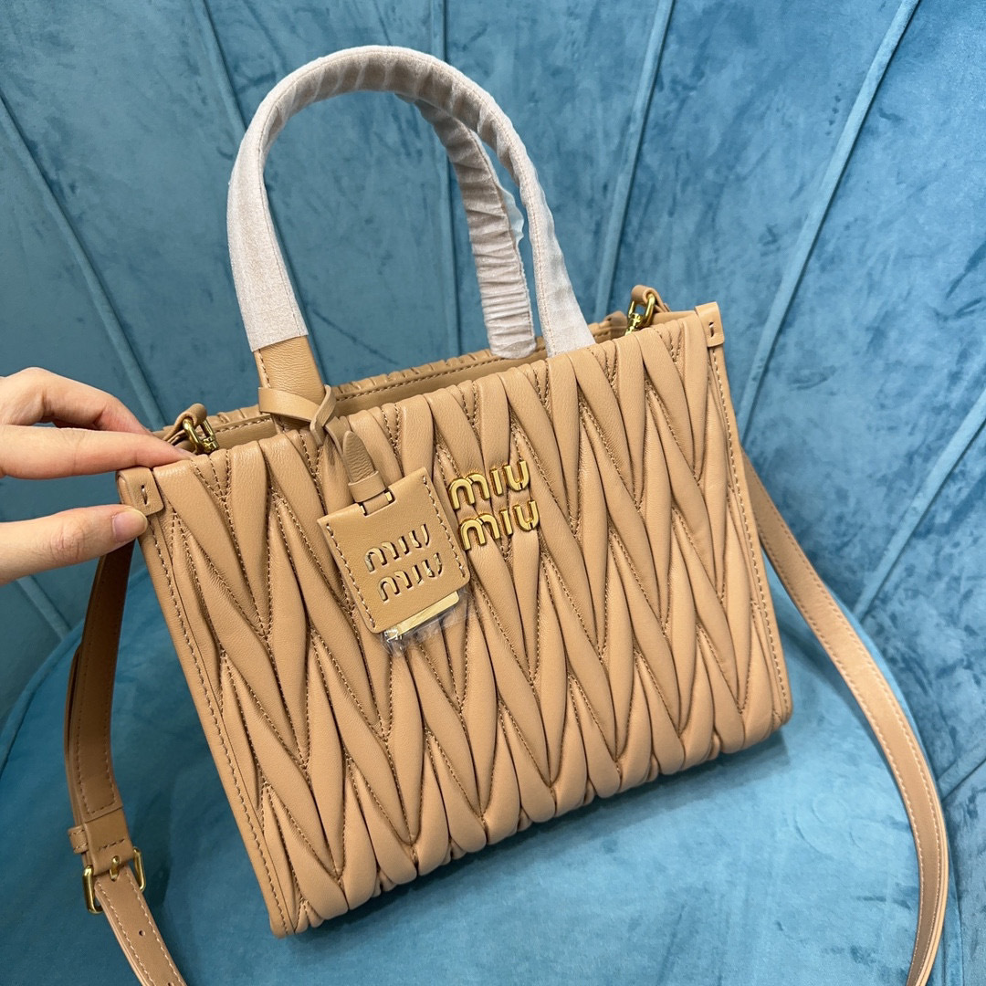 Borsa a mano Miumiu Dimensioni: 24*20*8cm