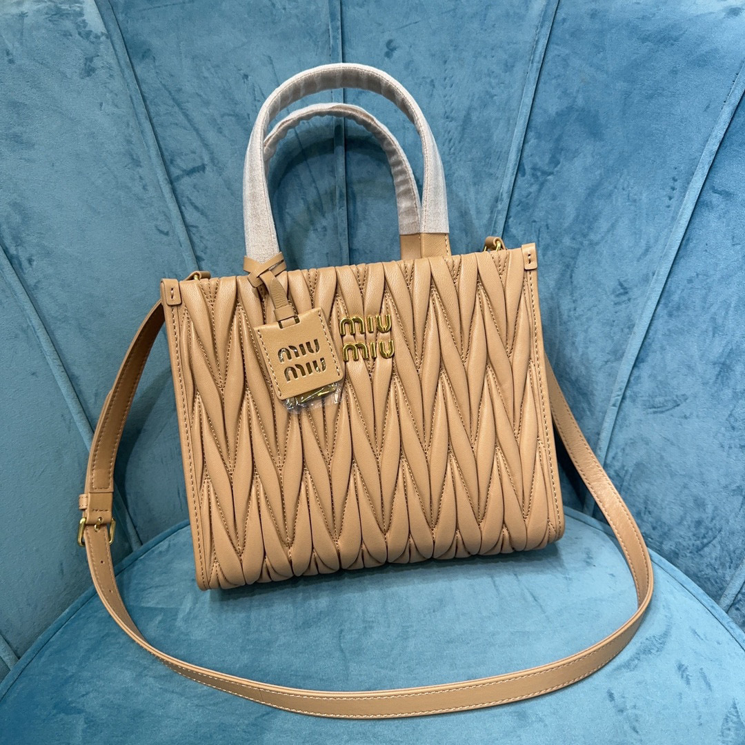 Borsa a mano Miumiu Dimensioni: 24*20*8cm
