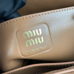 Borsa a tracolla singola Miumiu Dimensioni: 24*13*9cm