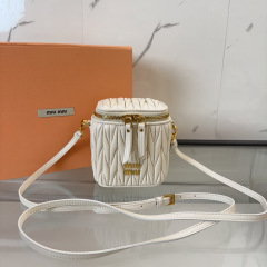 Miumiu化妆包尺寸：10.5*9.5*7cm