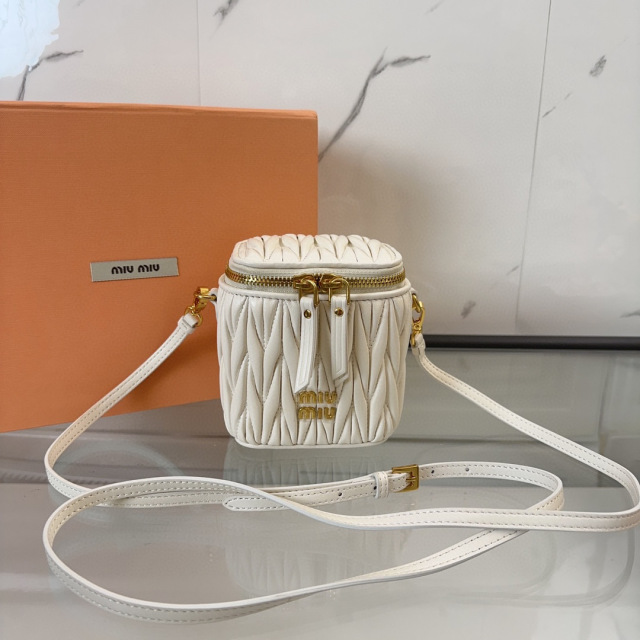 Miumiu化妆包尺寸：10.5*9.5*7cm
