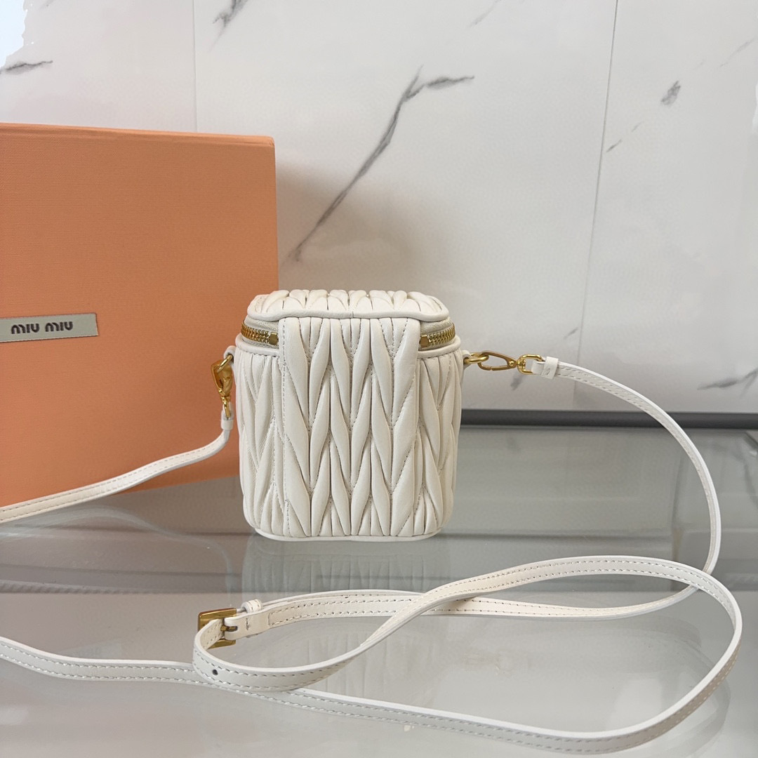 Miumiu化妆包尺寸：10.5*9.5*7cm