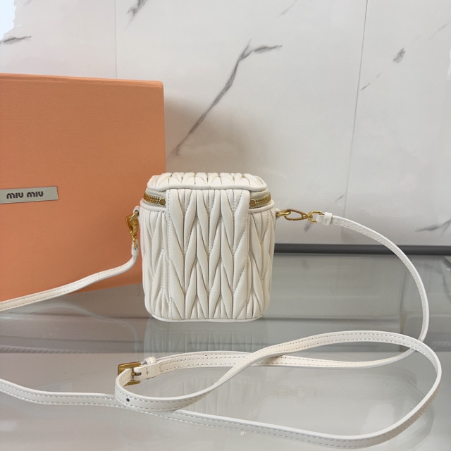 Miumiu化妆包尺寸：10.5*9.5*7cm