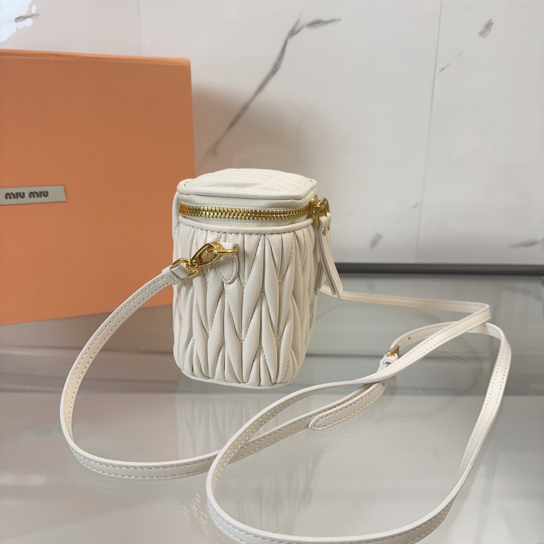 Miumiu化妆包尺寸：10.5*9.5*7cm
