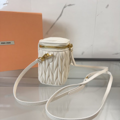 Miumiu化妆包尺寸：10.5*9.5*7cm