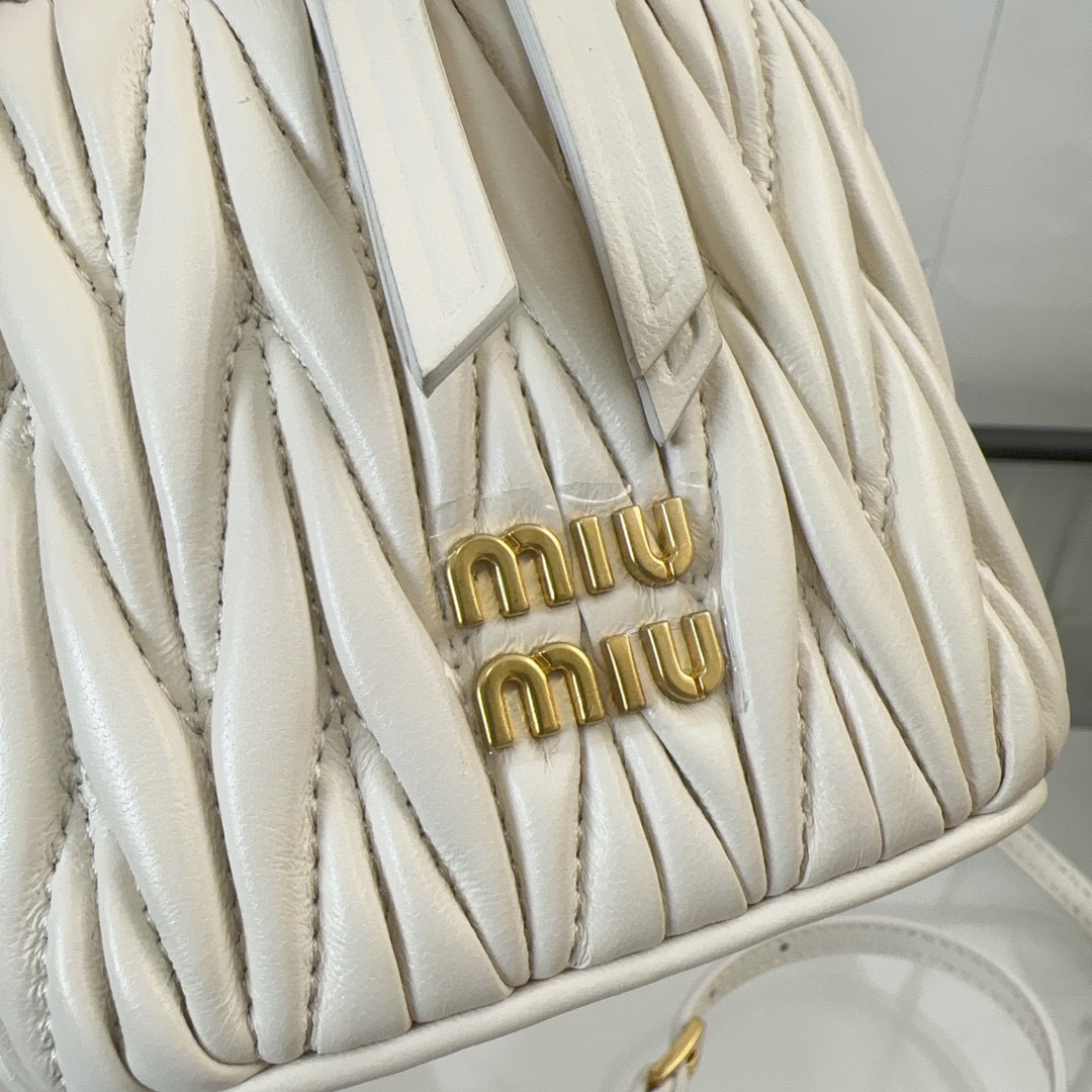 Miumiu化妆包尺寸：10.5*9.5*7cm