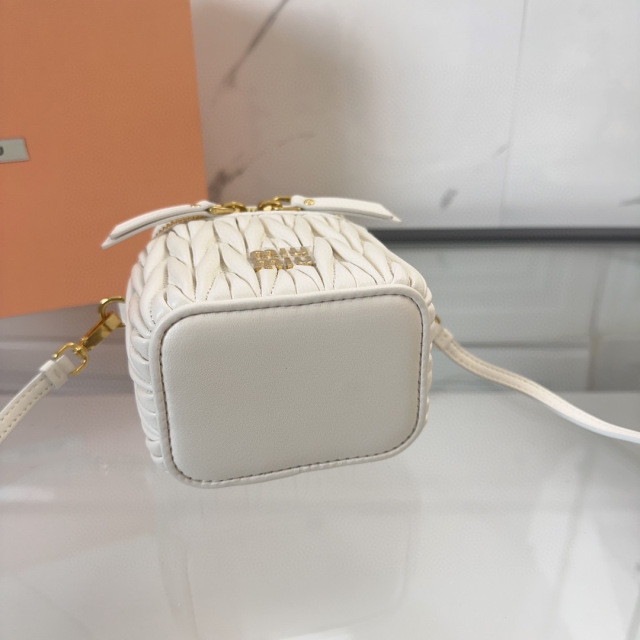Miumiu化妆包尺寸：10.5*9.5*7cm