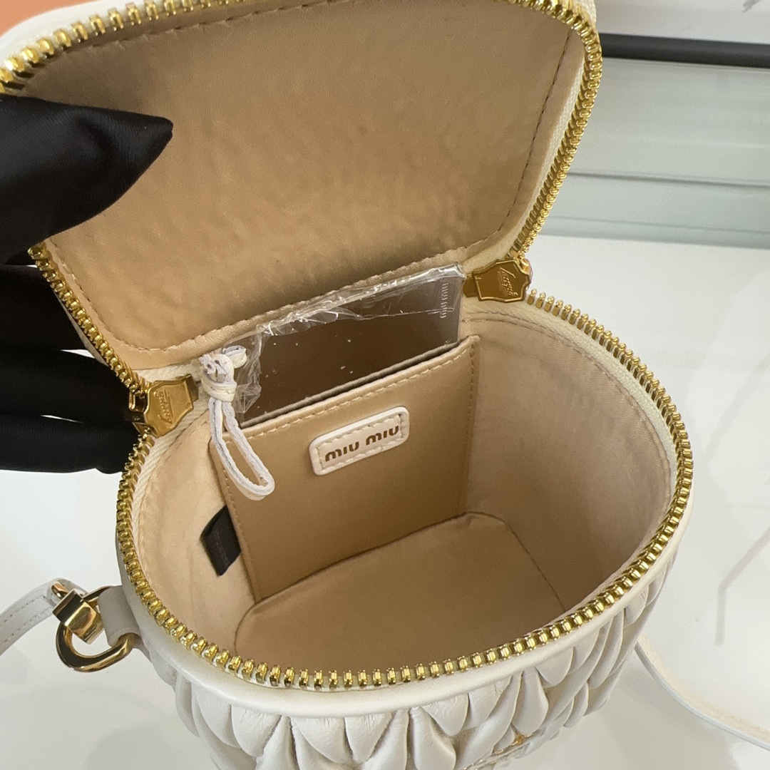 Miumiu化妆包尺寸：10.5*9.5*7cm