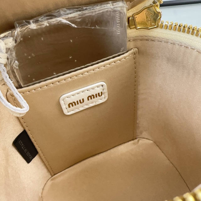 Miumiu化妆包尺寸：10.5*9.5*7cm
