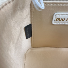 Miumiu化妆包尺寸：10.5*9.5*7cm