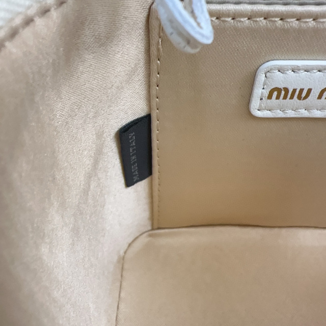 Miumiu化妆包尺寸：10.5*9.5*7cm