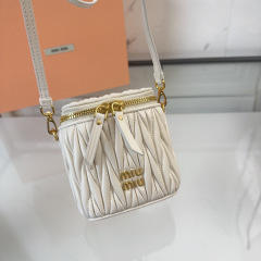 Miumiu化妆包尺寸：10.5*9.5*7cm