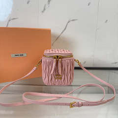 Miumiu化妆包尺寸：10.5*9.5*7cm