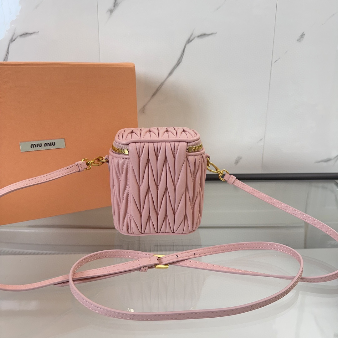 Miumiu化妆包尺寸：10.5*9.5*7cm