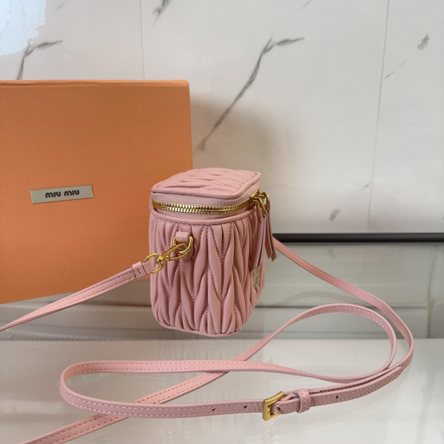 Miumiu化妆包尺寸：10.5*9.5*7cm
