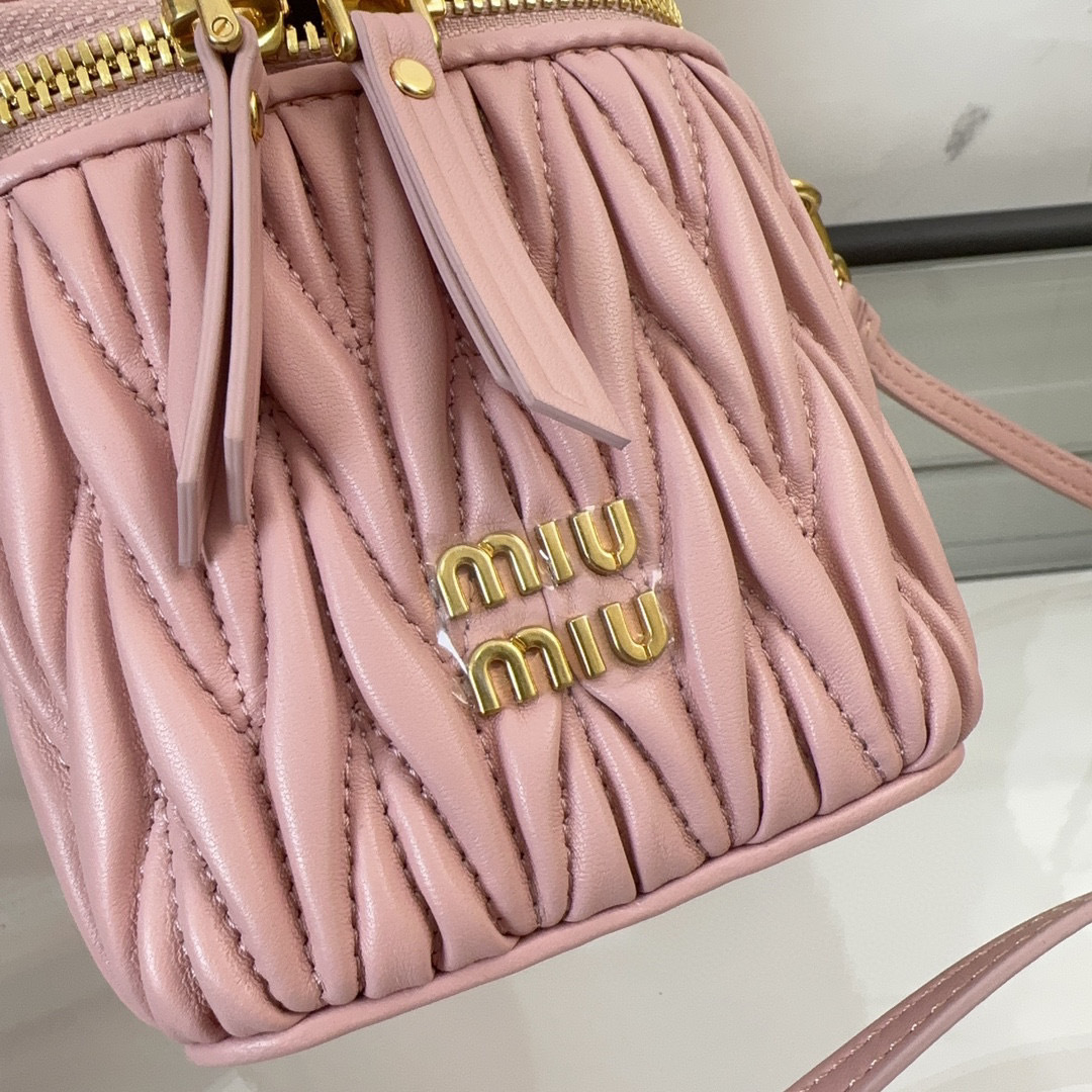 Miumiu化妆包尺寸：10.5*9.5*7cm