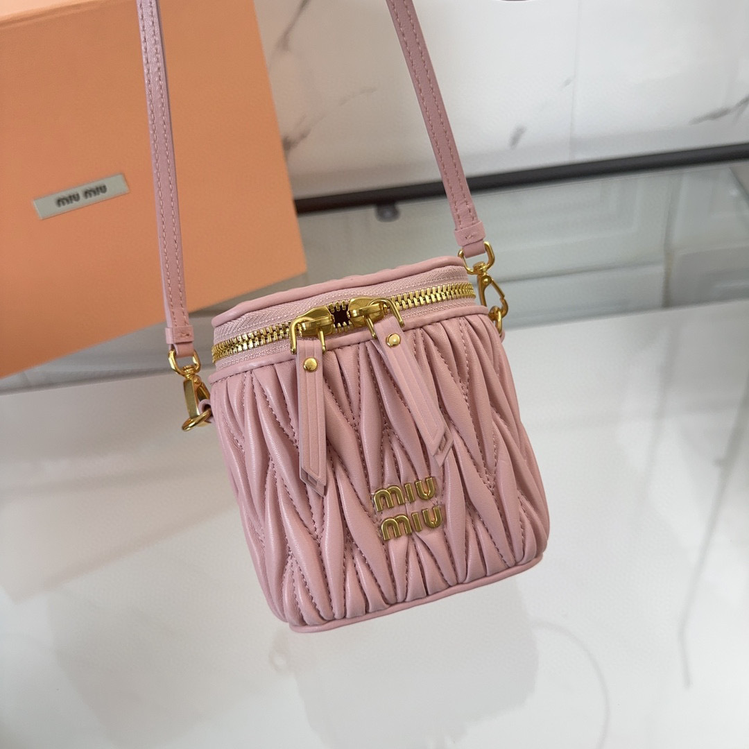 Miumiu化妆包尺寸：10.5*9.5*7cm