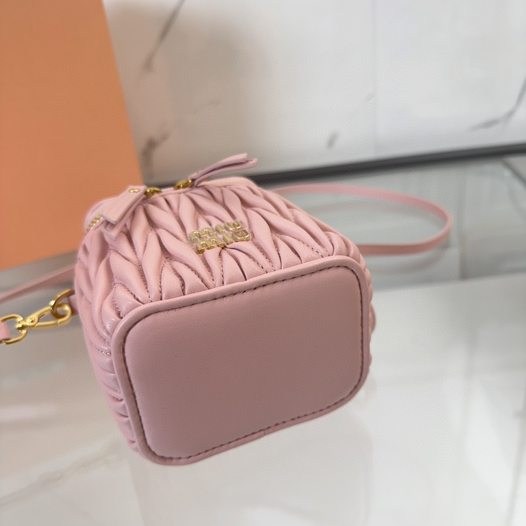 Miumiu化妆包尺寸：10.5*9.5*7cm