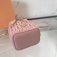 Miumiu化妆包尺寸：10.5*9.5*7cm