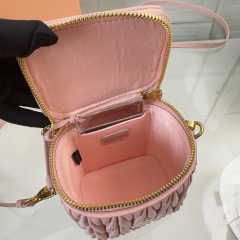 Miumiu化妆包尺寸：10.5*9.5*7cm