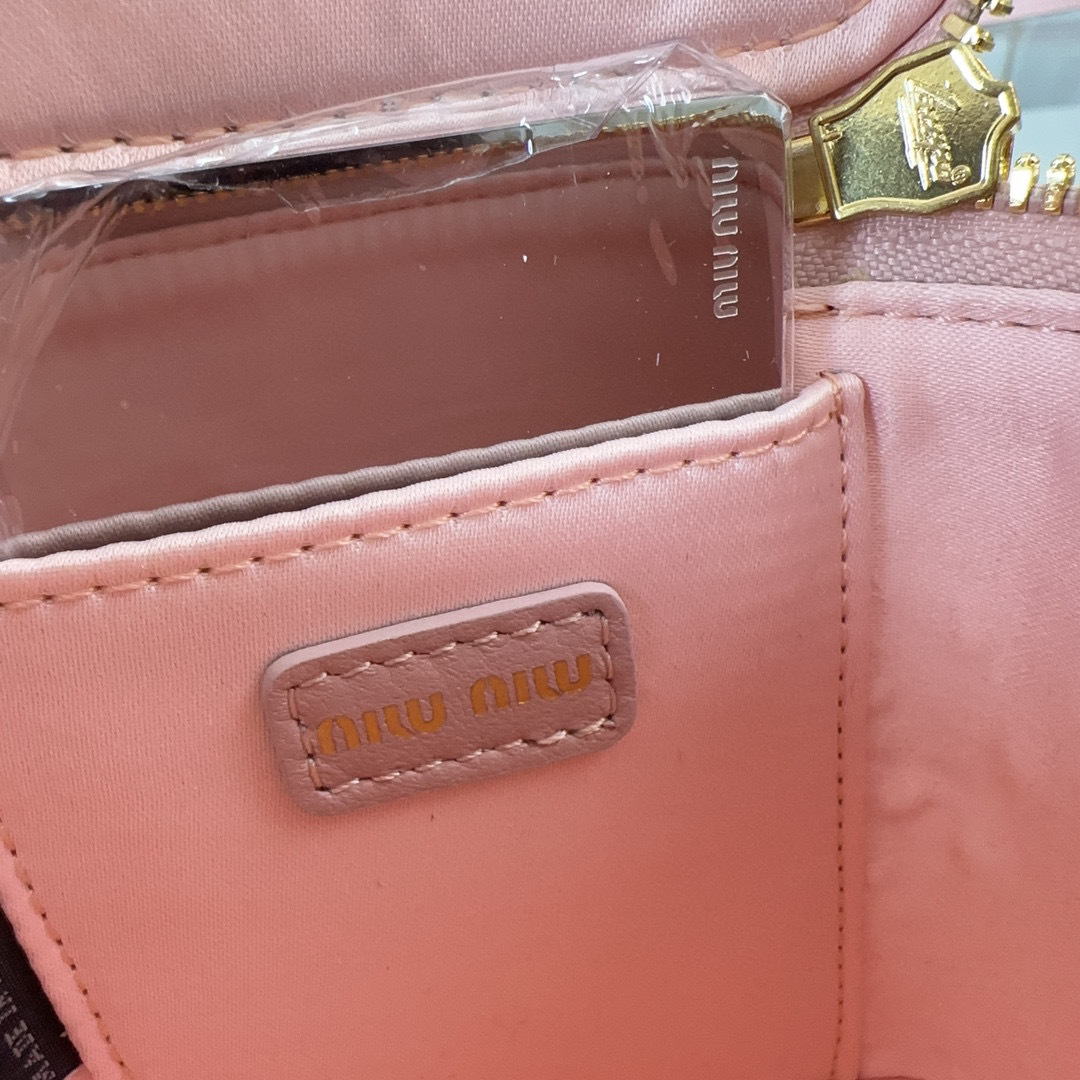 Miumiu化妆包尺寸：10.5*9.5*7cm
