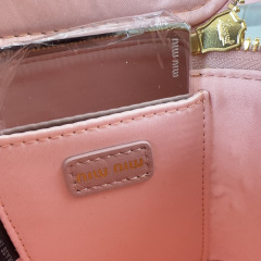 Miumiu化妆包尺寸：10.5*9.5*7cm