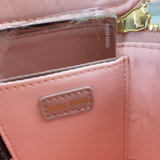 Miumiu化妆包尺寸：10.5*9.5*7cm