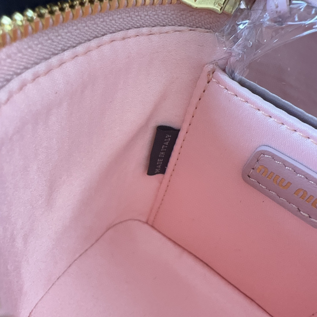 Miumiu化妆包尺寸：10.5*9.5*7cm