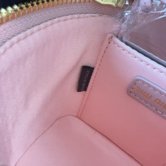 Miumiu化妆包尺寸：10.5*9.5*7cm