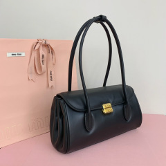 Miumiu 手拿包 尺寸：28*15*11cm