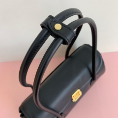 Miumiu 手拿包 尺寸：28*15*11cm