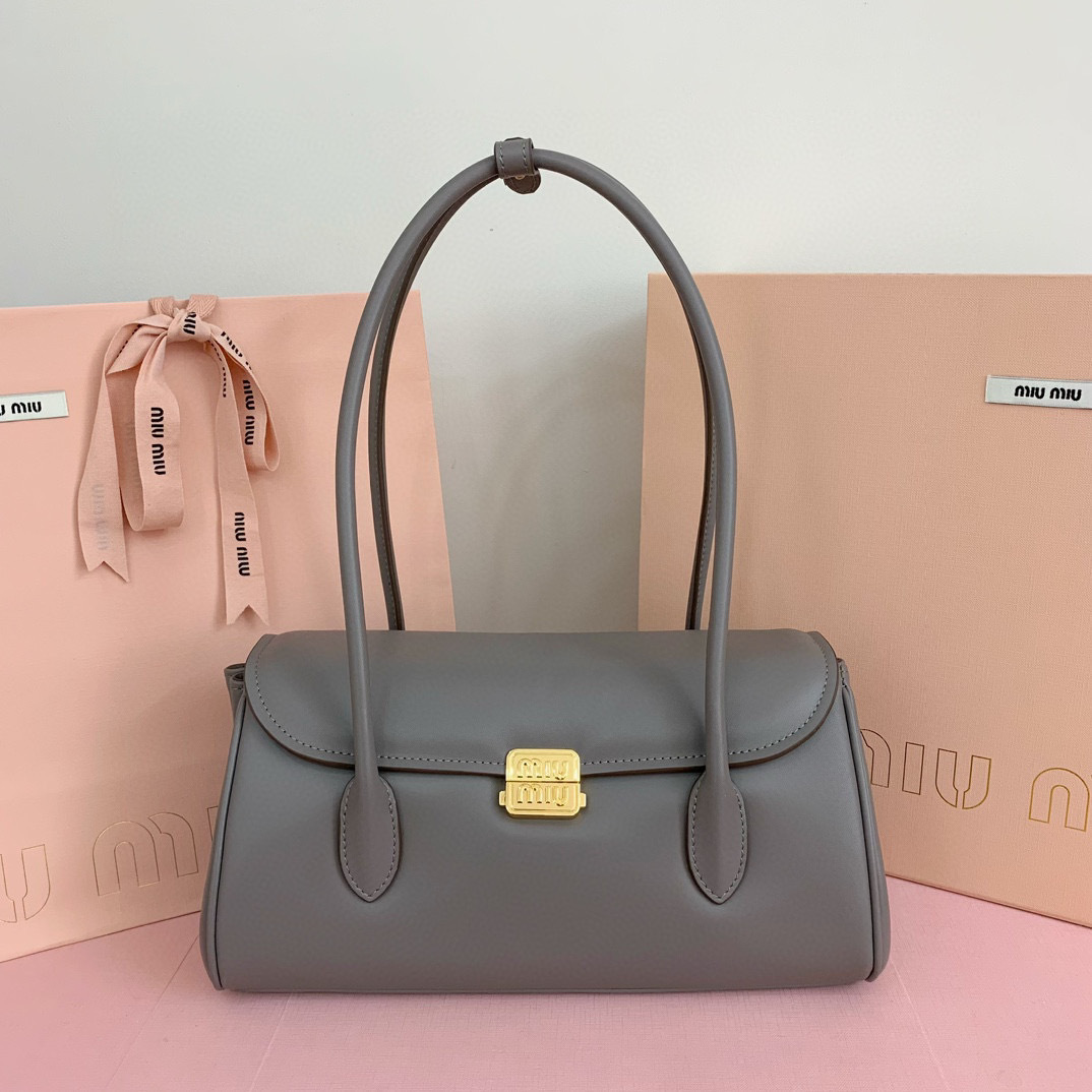 Miumiu 手拿包 尺寸：28*15*11cm