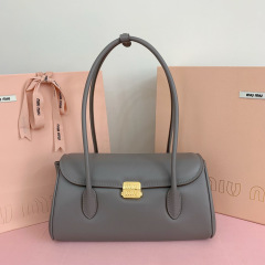 Miumiu 手拿包 尺寸：28*15*11cm