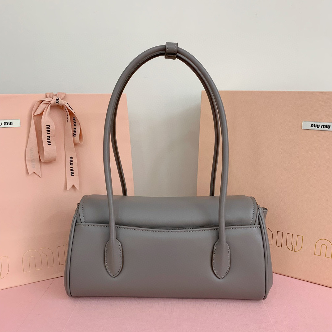 Miumiu 手拿包 尺寸：28*15*11cm