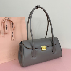 Miumiu 手拿包 尺寸：28*15*11cm