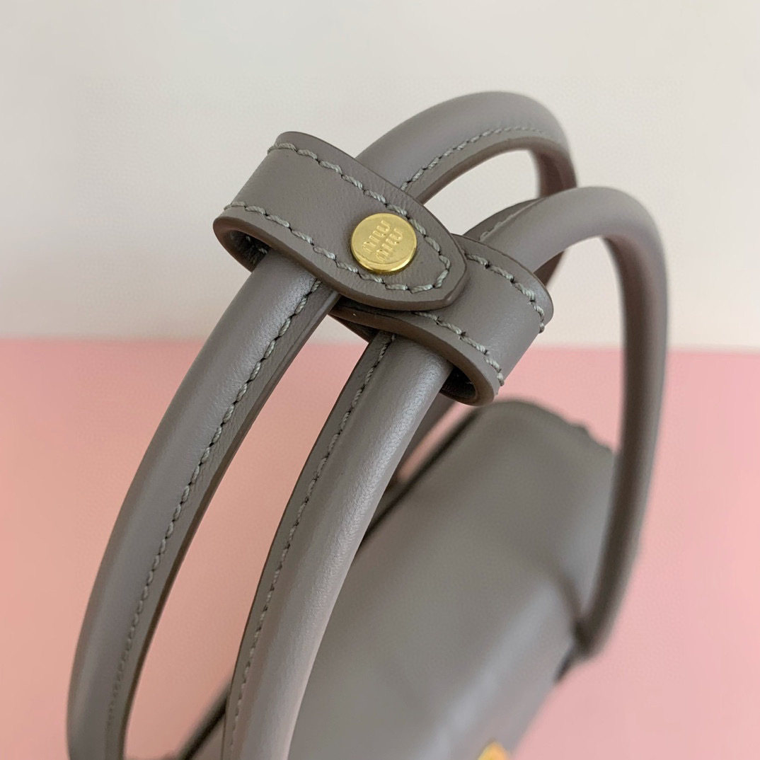 Miumiu 手拿包 尺寸：28*15*11cm