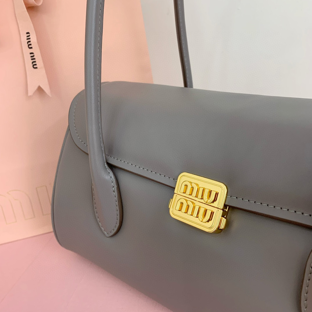 Miumiu 手拿包 尺寸：28*15*11cm