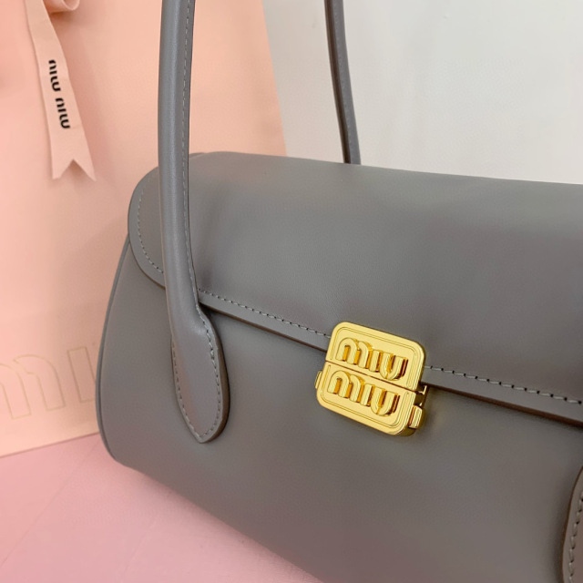Miumiu 手拿包 尺寸：28*15*11cm