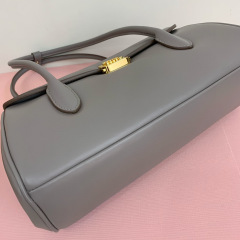 Miumiu 手拿包 尺寸：28*15*11cm